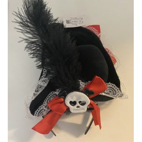 Pirathat p hrbjle med ddningehoved og fjer